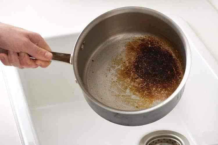 Comment nettoyer une casserole qui à le fond brûlé