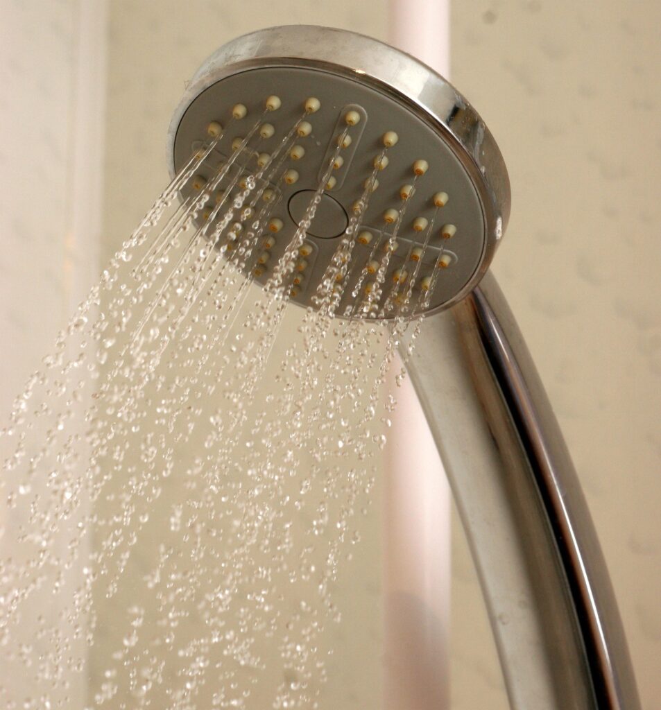 Nettoyer un tuyau et un pommeau de douche