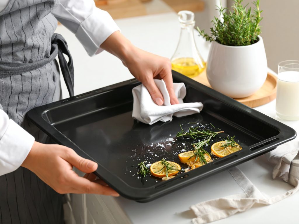 Astuce pour nettoyer sa plaque leche frite de son four